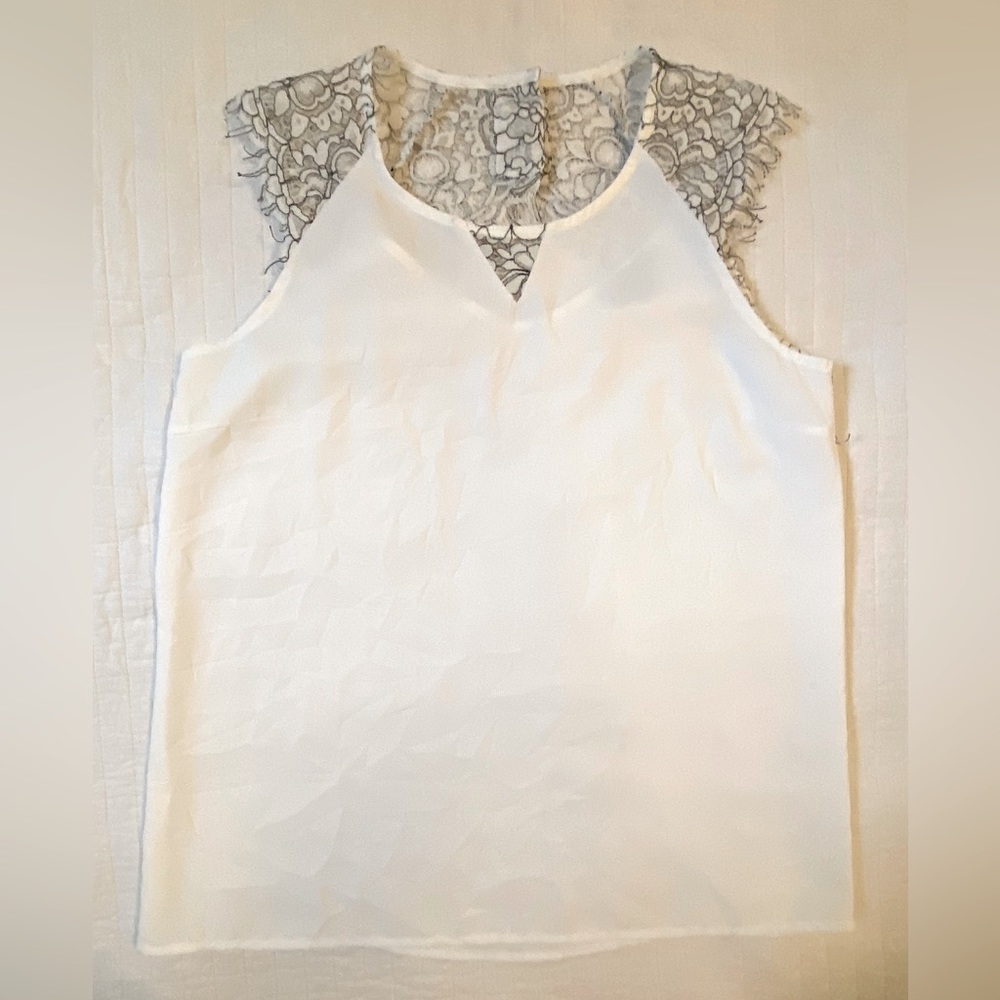 41 Hawtorn White Top - Size Medium